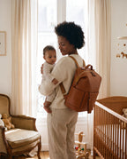 [IA] P11 Sac minimaliste facon cuir - lifestyle maman+bebe (nursery) - caramel - 4:5