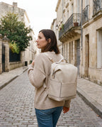 [IA] P11 Sac minimaliste facon cuir - lifestyle maman porte (rue) - ivoire - 4:5