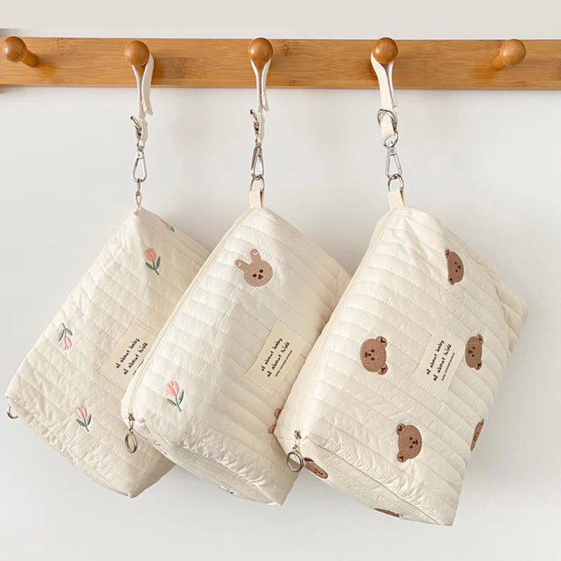 Trousse à langer matelassée brodée - Pochette nomade à clipser sur la poussette