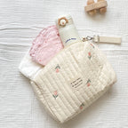 Trousse à langer matelassée brodée - Pochette nomade à clipser sur la poussette