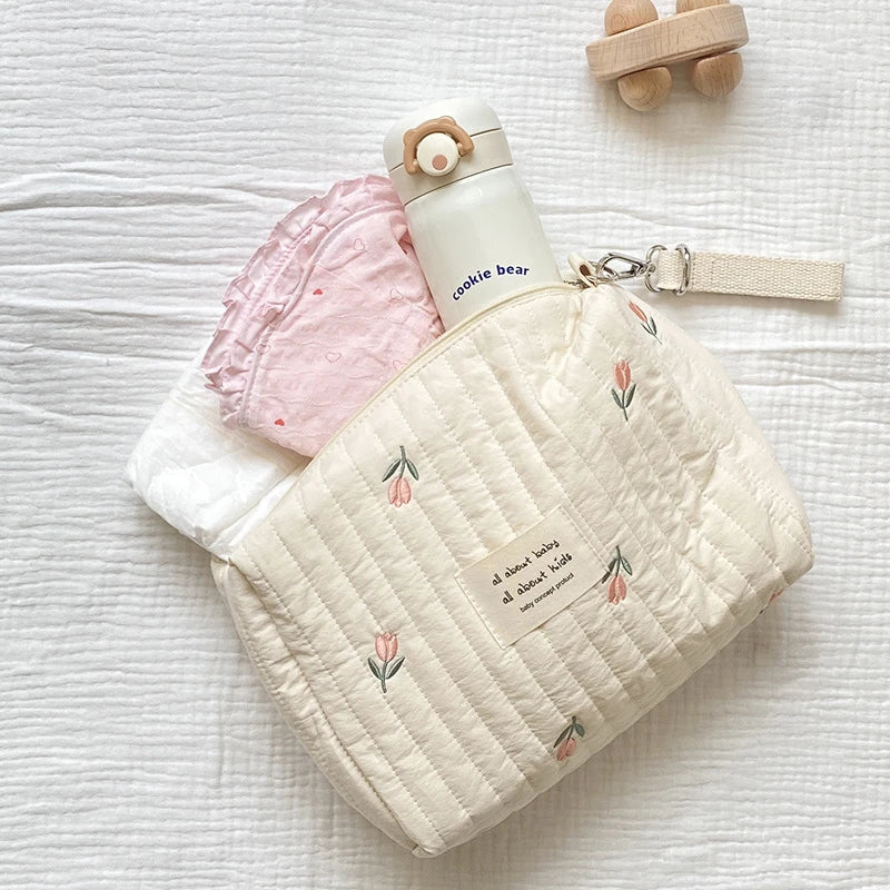 Trousse à langer matelassée brodée - Pochette nomade à clipser sur la poussette