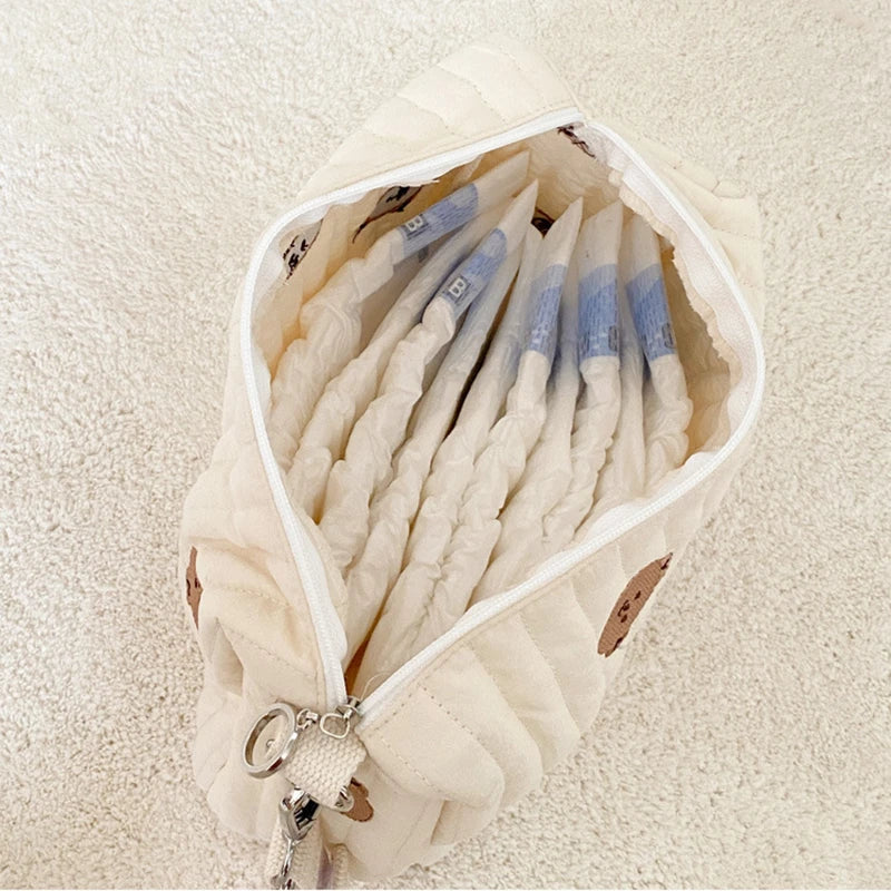 Trousse à langer matelassée brodée - Pochette nomade à clipser sur la poussette