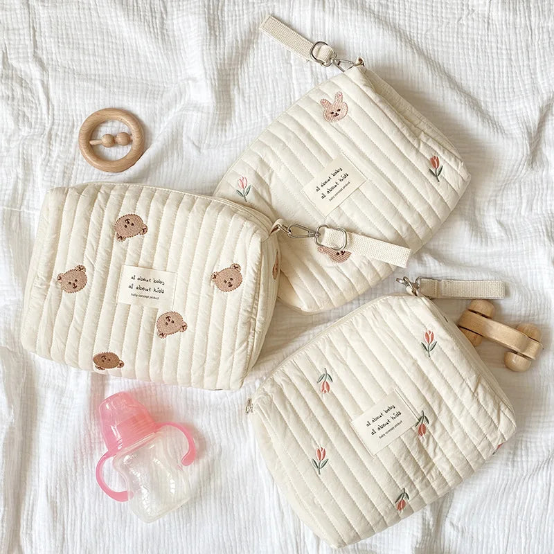 Trousse à langer matelassée brodée - Pochette nomade à clipser sur la poussette