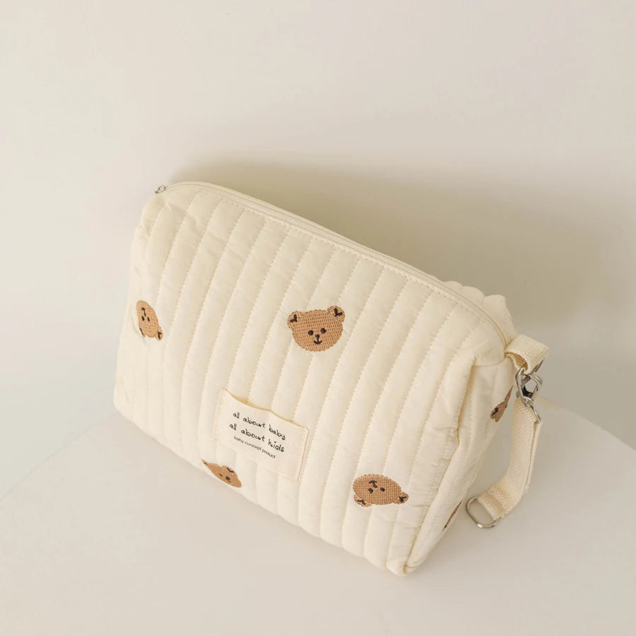 Trousse à langer matelassée brodée - Pochette nomade à clipser sur la poussette