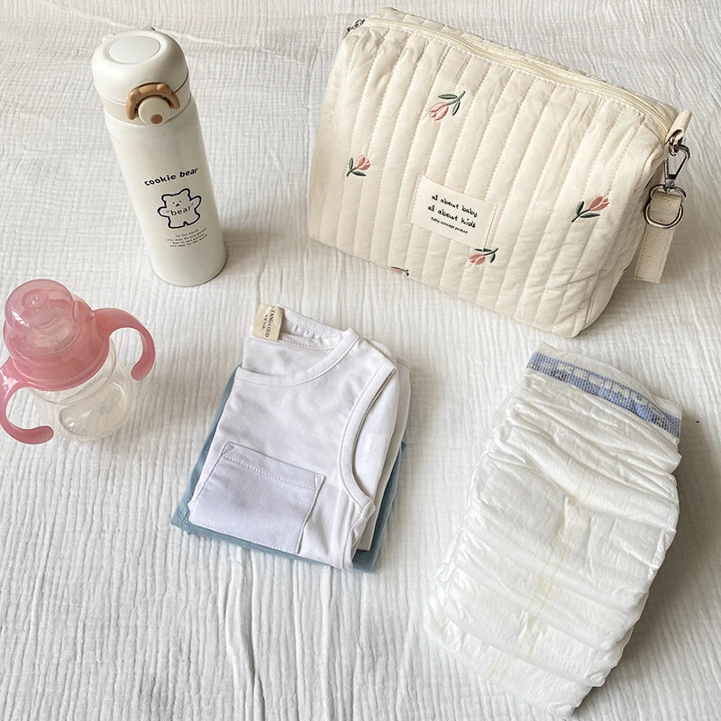 Trousse à langer matelassée brodée - Pochette nomade à clipser sur la poussette