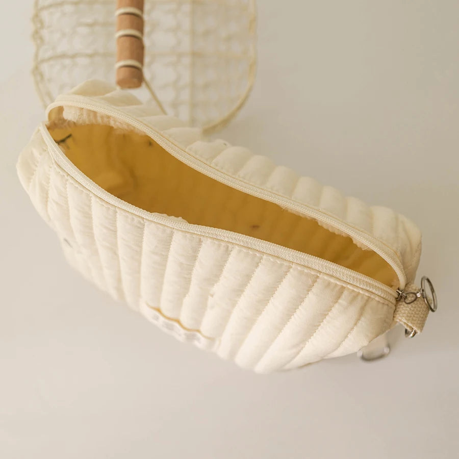 Trousse à langer matelassée brodée - Pochette nomade à clipser sur la poussette