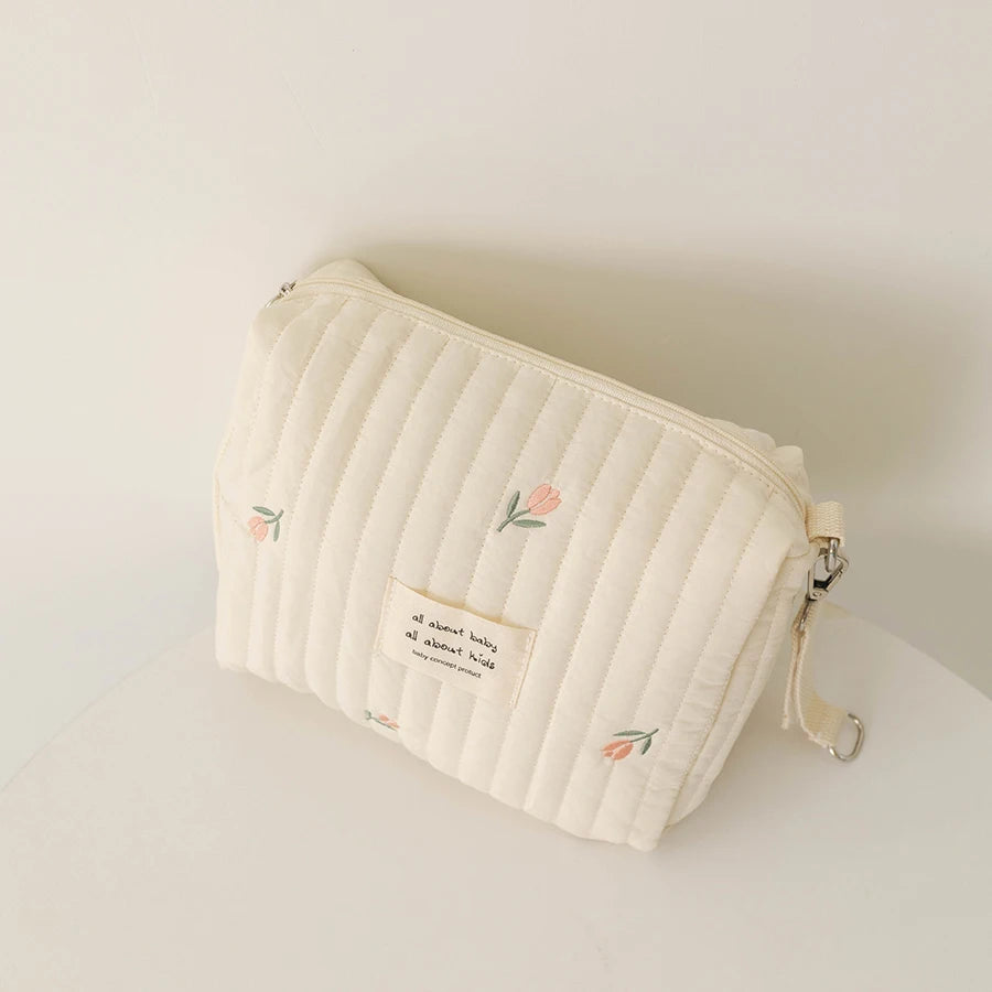 Trousse à langer matelassée brodée - Pochette nomade à clipser sur la poussette