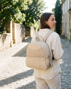 [IA] P12 Chic cuir lin chine - lifestyle maman porte - creme - 4:5 2K