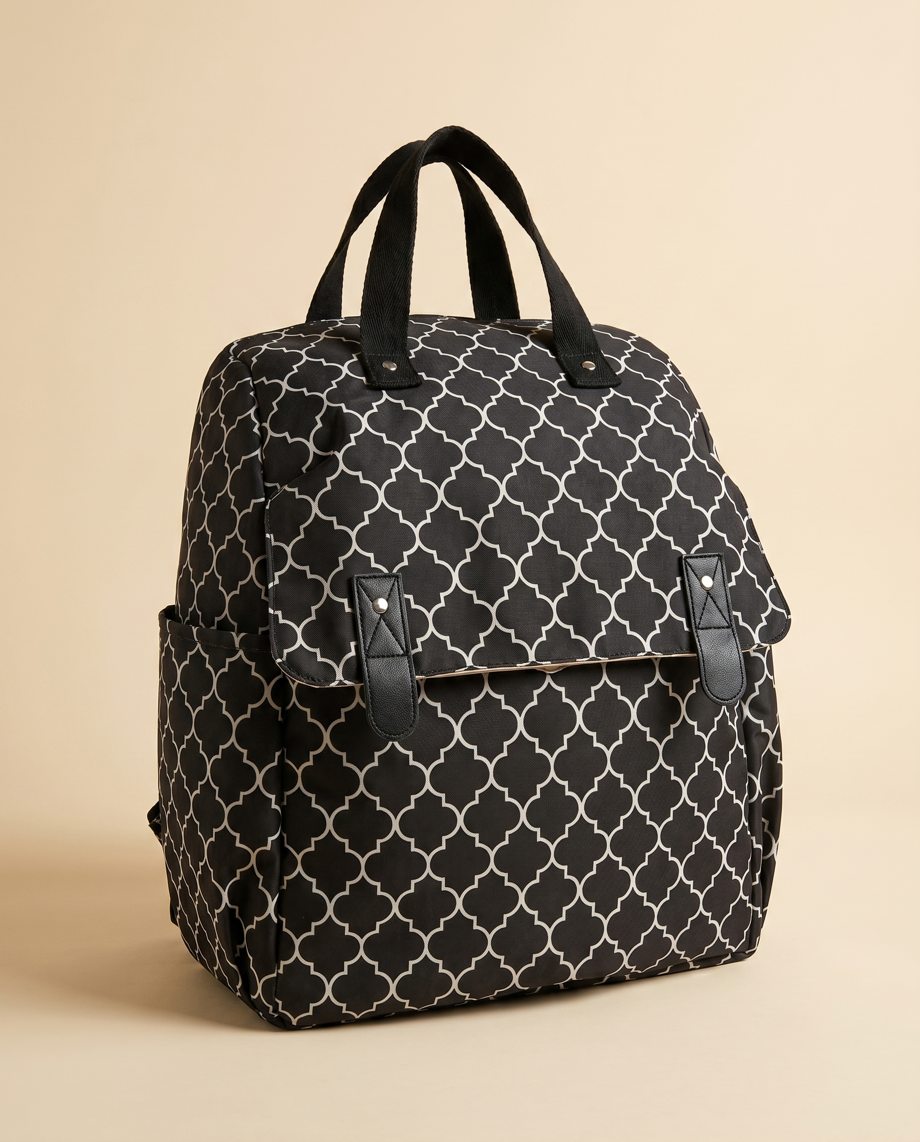 [IA] P05 - packshot - noir geometrique - 4:5