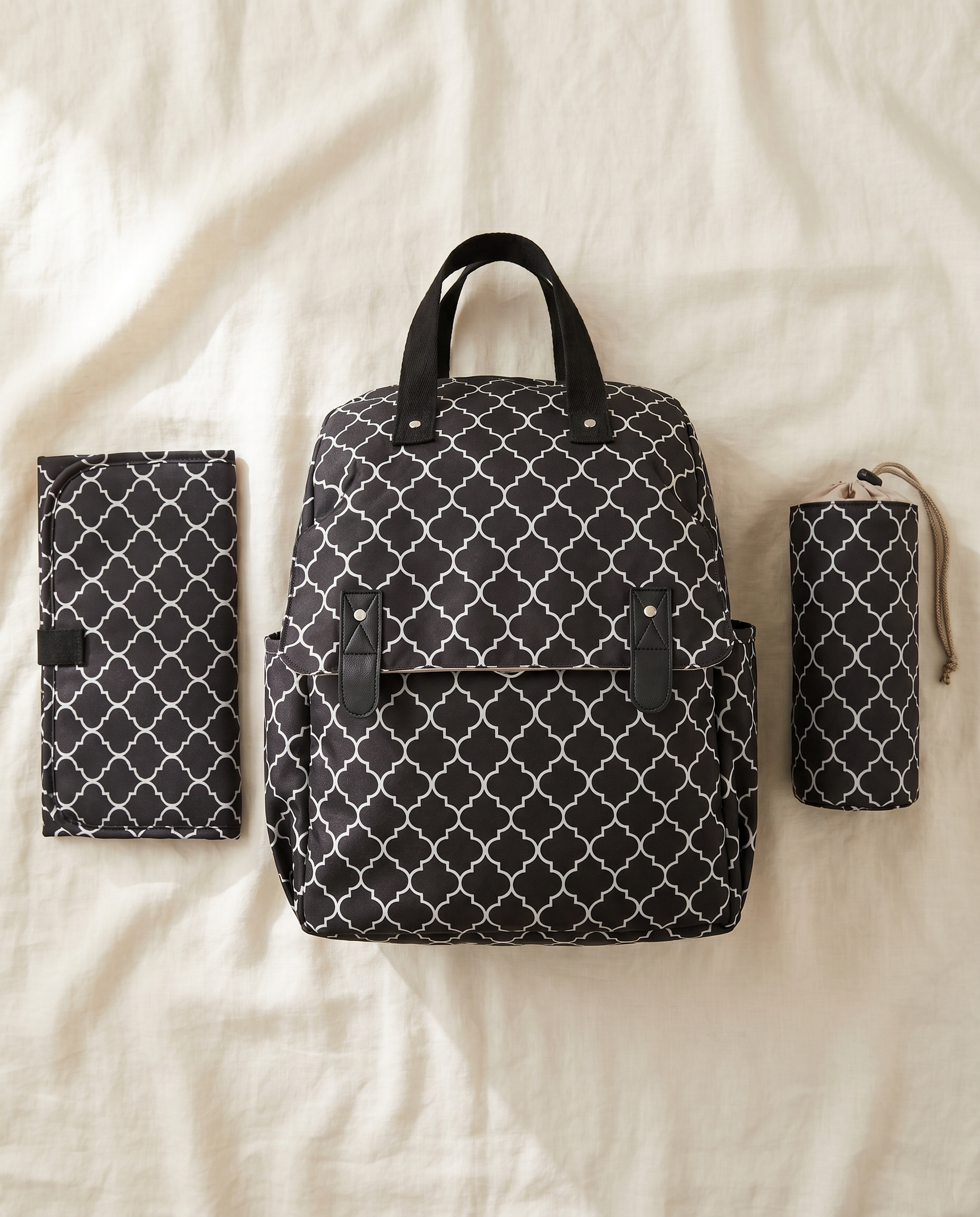[IA] P05 - set flatlay - noir geometrique - 4:5