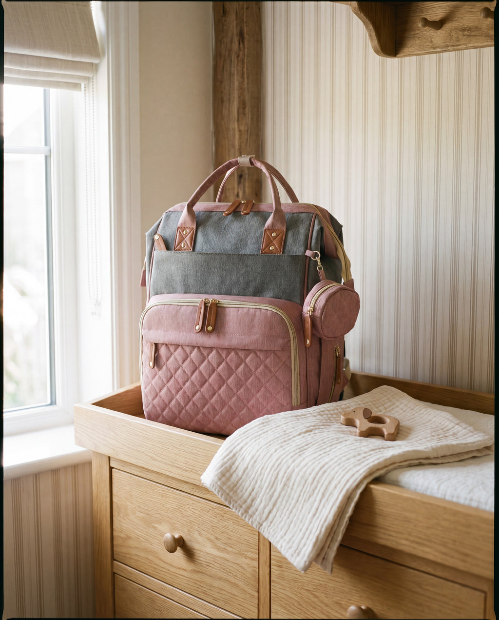 Sac à langer 2-en-1 Tendrinette · Gris rosé · scène nursery [c:gris-rose]