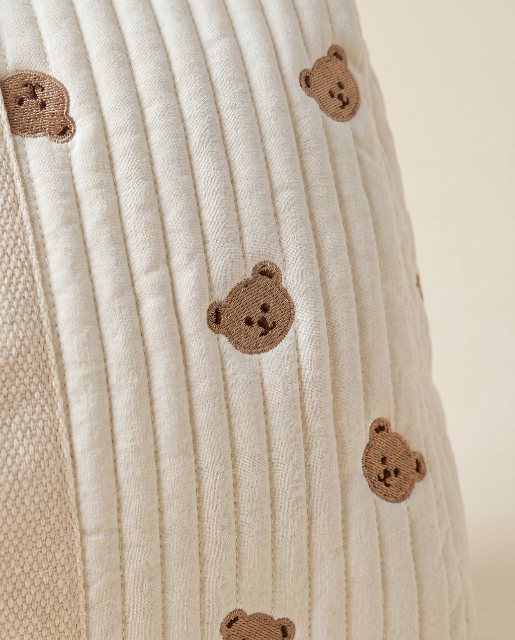 Sac à langer matelassé brodé Tendrinette · Ours · détail broderie
