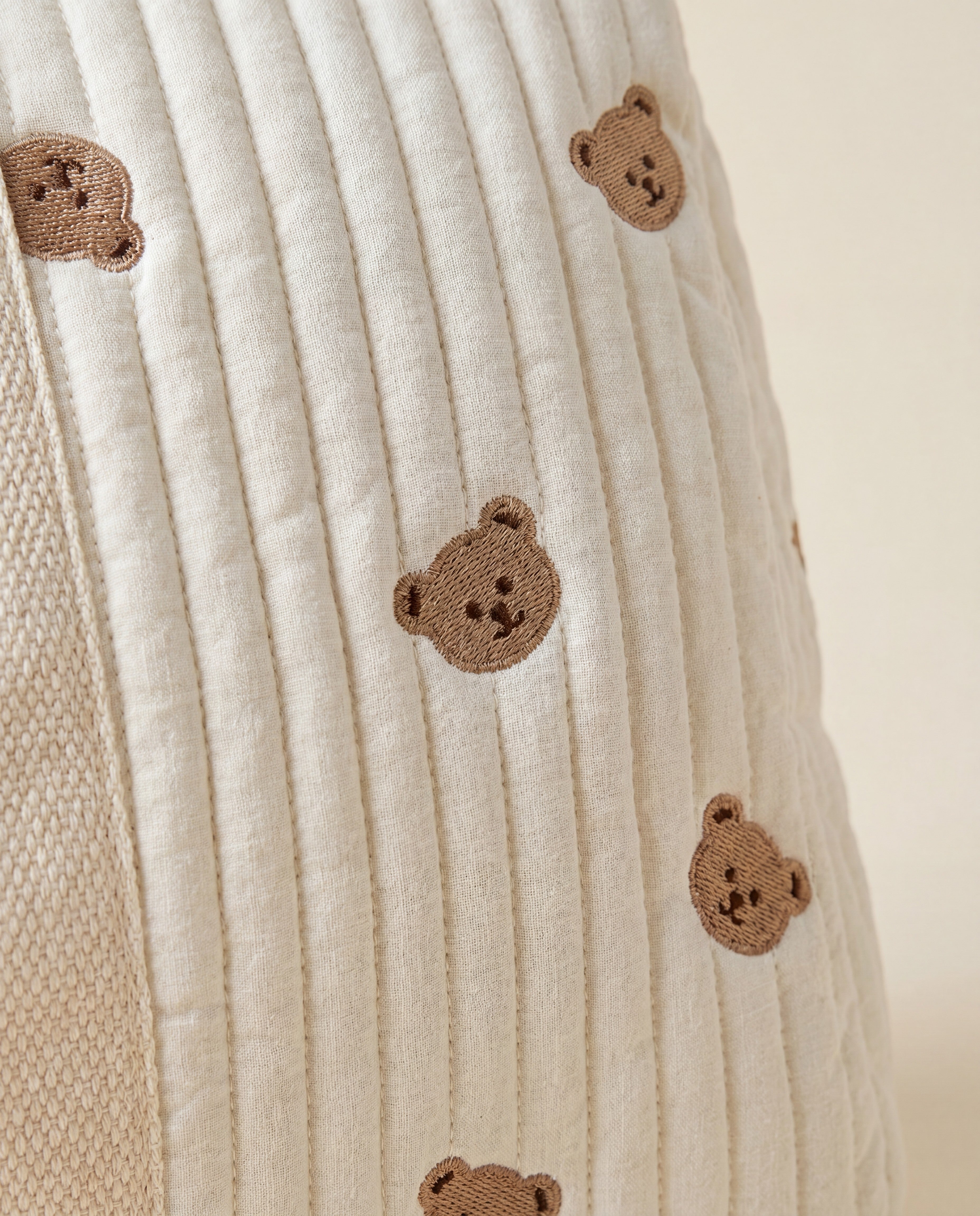 Sac à langer matelassé brodé Tendrinette · Ours · détail broderie