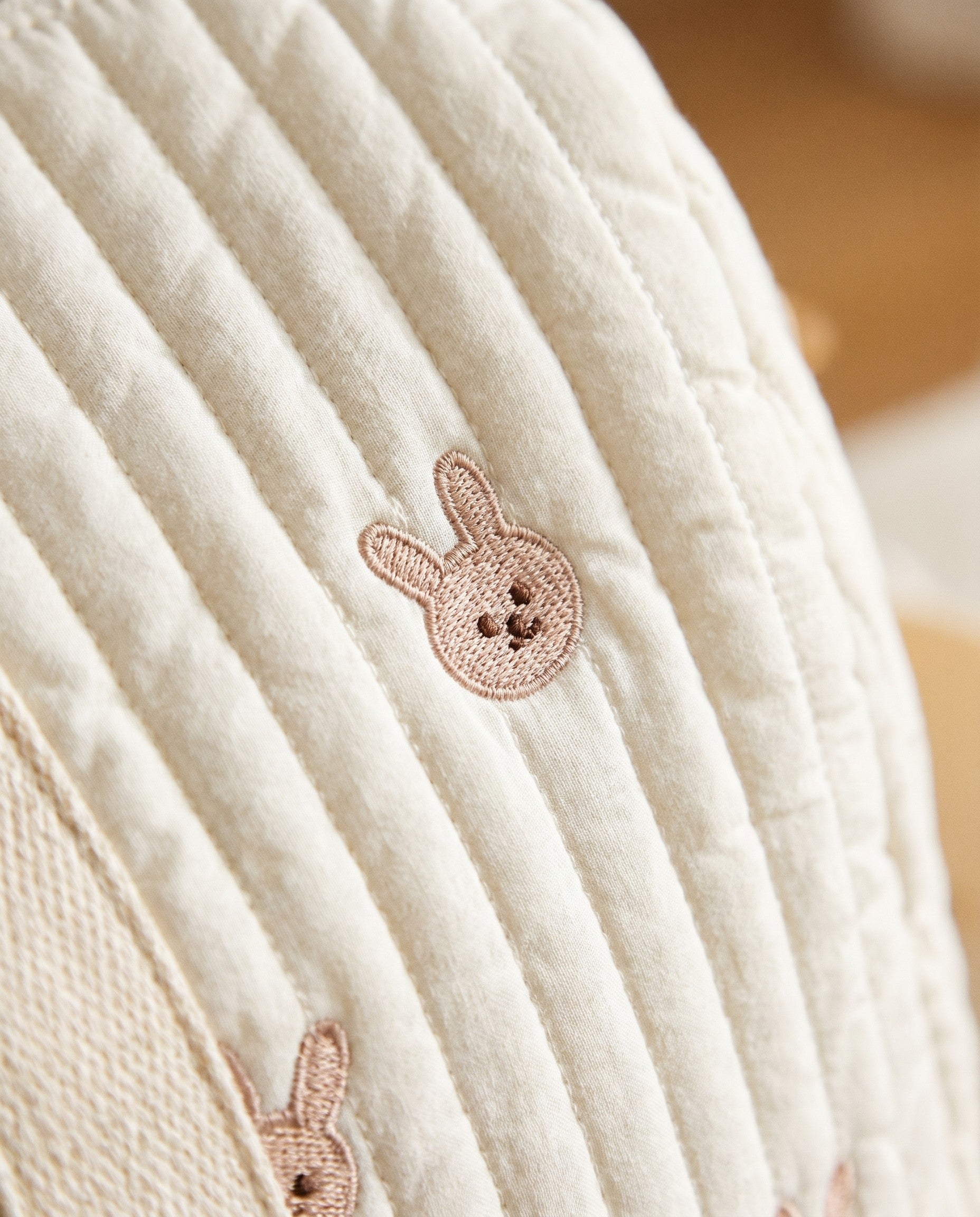 Sac à langer matelassé brodé Tendrinette · Lapin · détail broderie