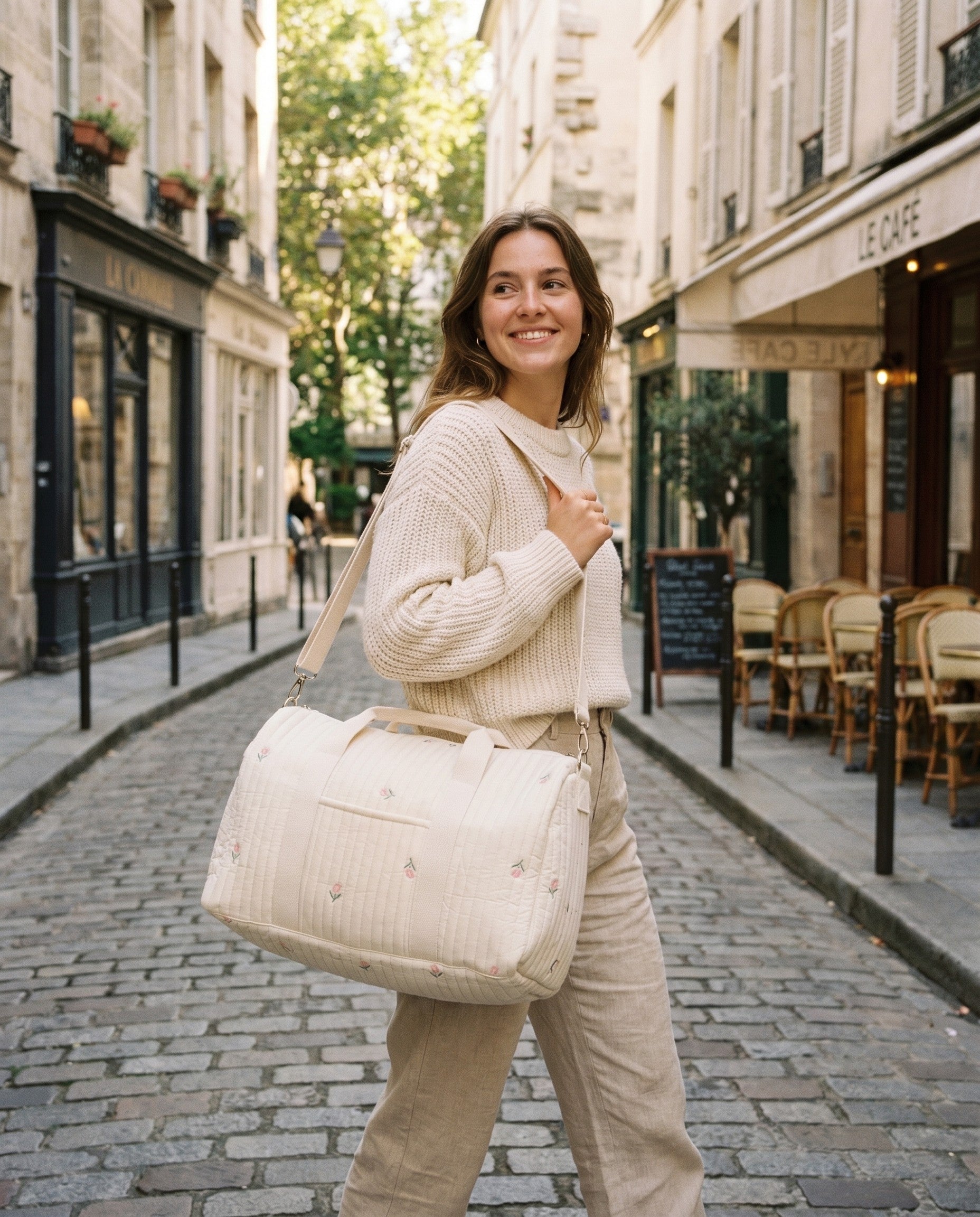 Sac à langer matelassé brodé Tendrinette · Tulipe · porté