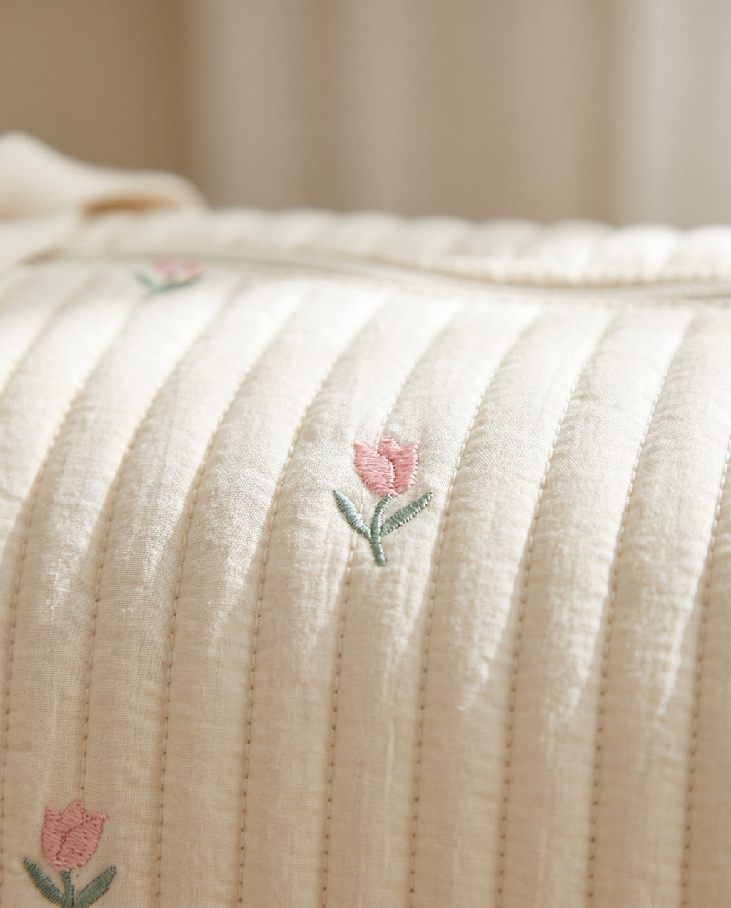 Sac à langer matelassé brodé Tendrinette · Tulipe · détail broderie