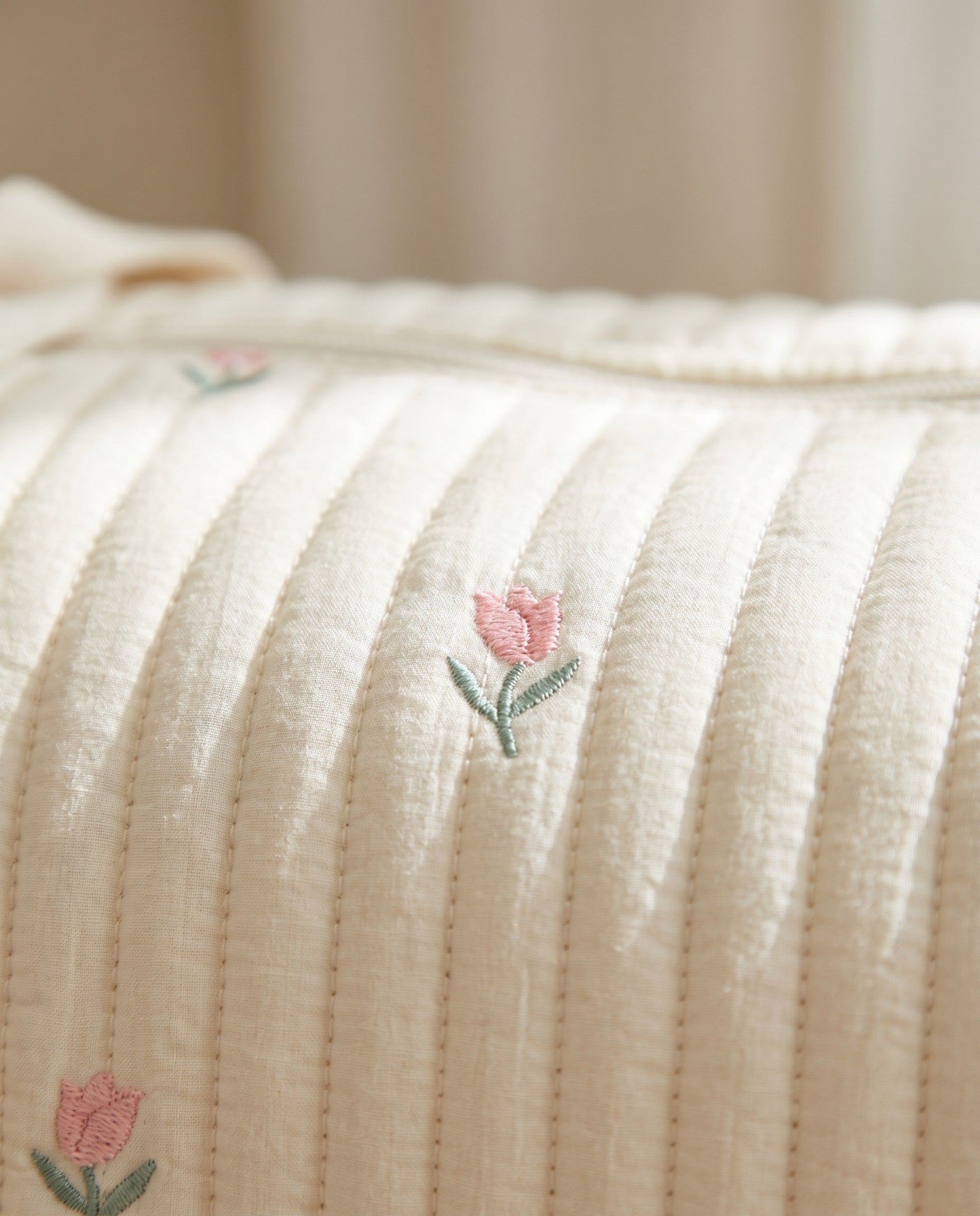 Sac à langer matelassé brodé Tendrinette · Tulipe · détail broderie