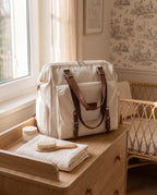 Sac à dos à langer vintage Tendrinette · Beige · scène nursery [c:beige]
