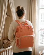 Sac à dos à langer nomade Tendrinette · Corail · porté [c:corail]