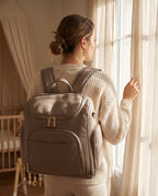 Sac à dos à langer façon cuir Tendrinette · Taupe · porté