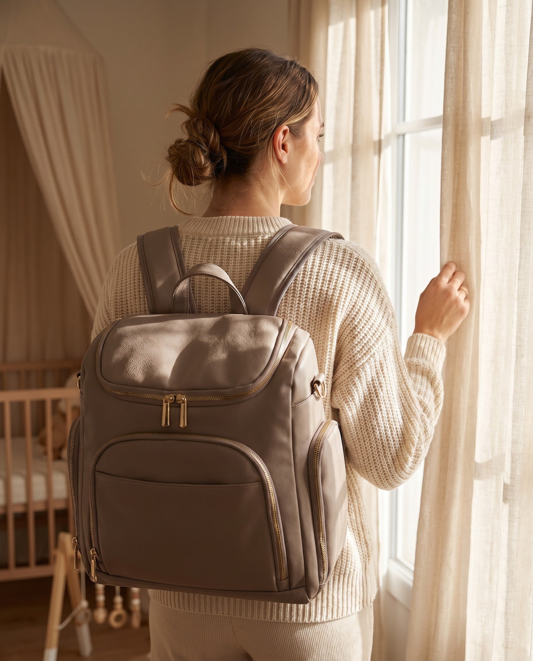 Sac à dos à langer façon cuir Tendrinette · Taupe · porté