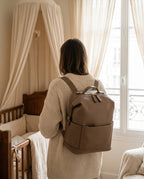 Sac à dos à langer façon cuir Tendrinette · Taupe · porté