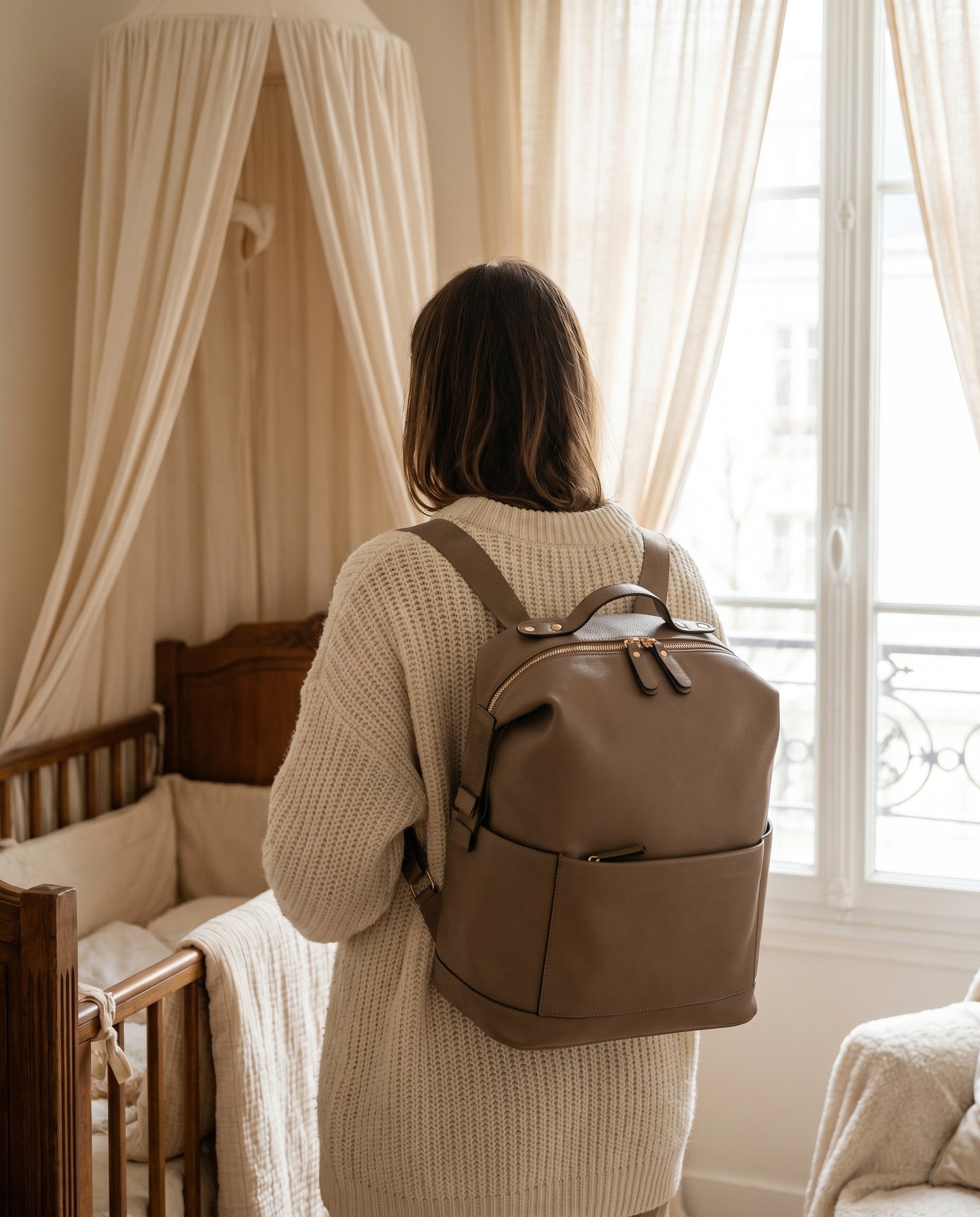 Sac à dos à langer façon cuir Tendrinette · Taupe · porté