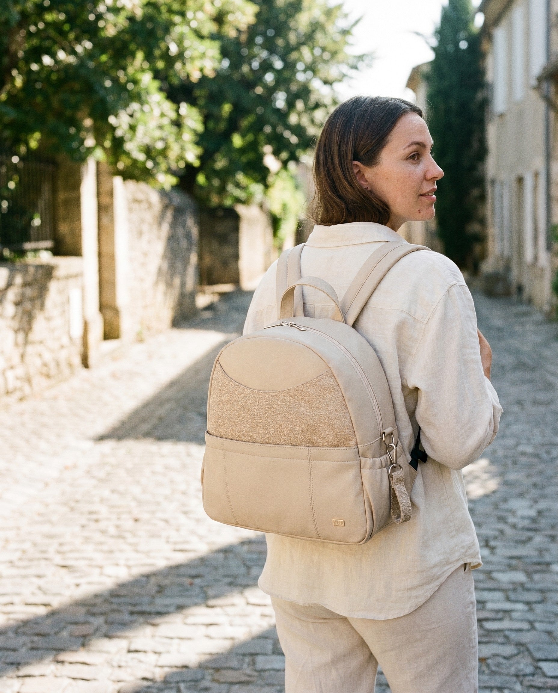 Sac à dos à langer simili cuir Tendrinette · Crème · porté [c:creme]