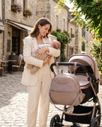 Sac à dos à langer simili cuir Tendrinette · Beige rosé · accroché à la poussette