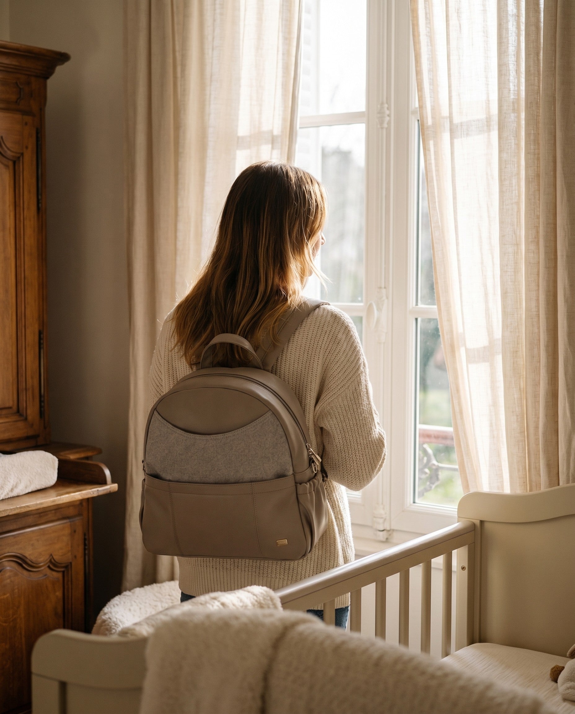 Sac à dos à langer simili cuir Tendrinette · Taupe · porté