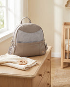 Sac à dos à langer simili cuir Tendrinette · Taupe · scène nursery