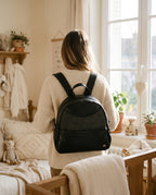 Sac à dos à langer simili cuir Tendrinette · Noir · porté