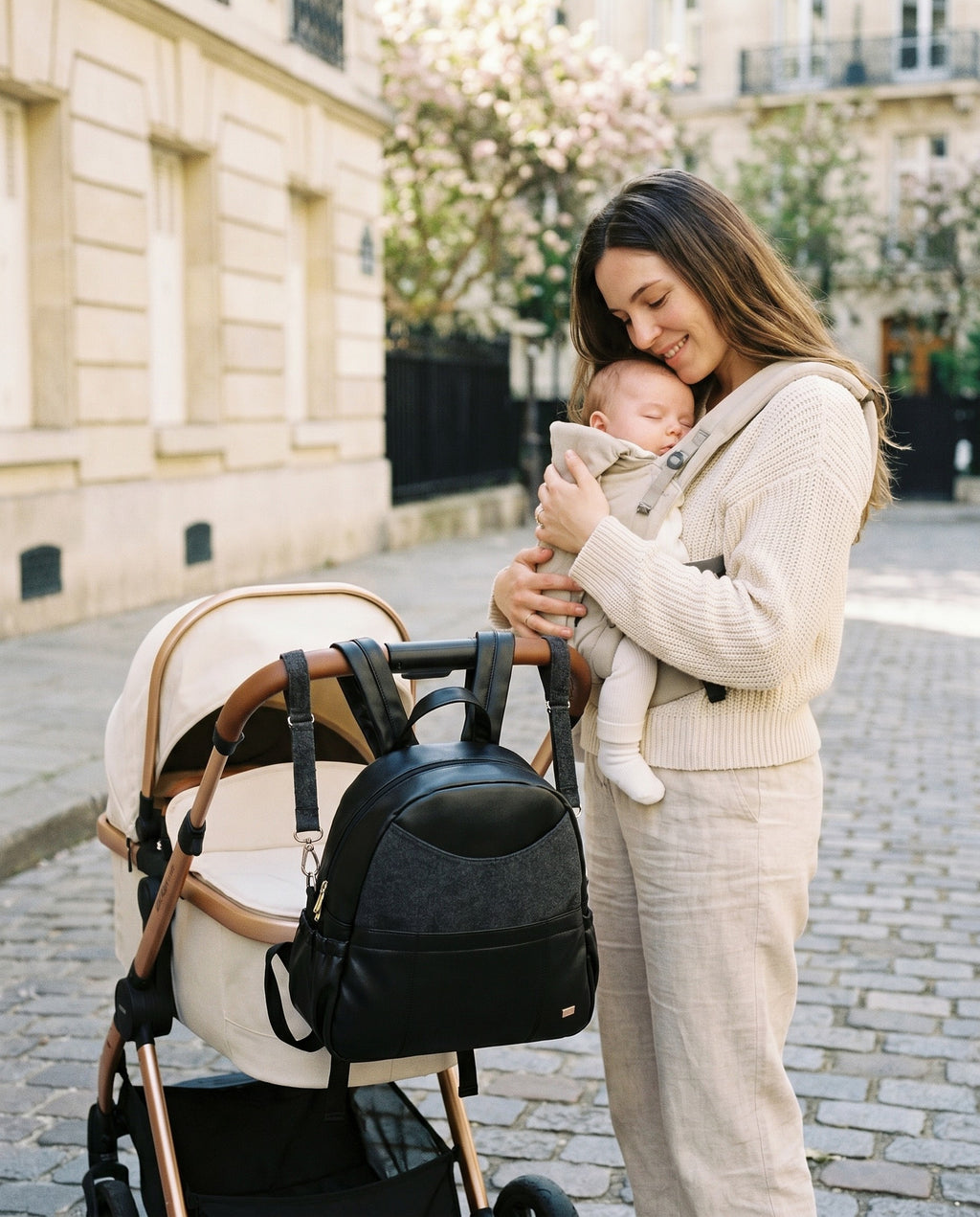 Sac à dos à langer simili cuir Tendrinette · Noir · accroché à la poussette