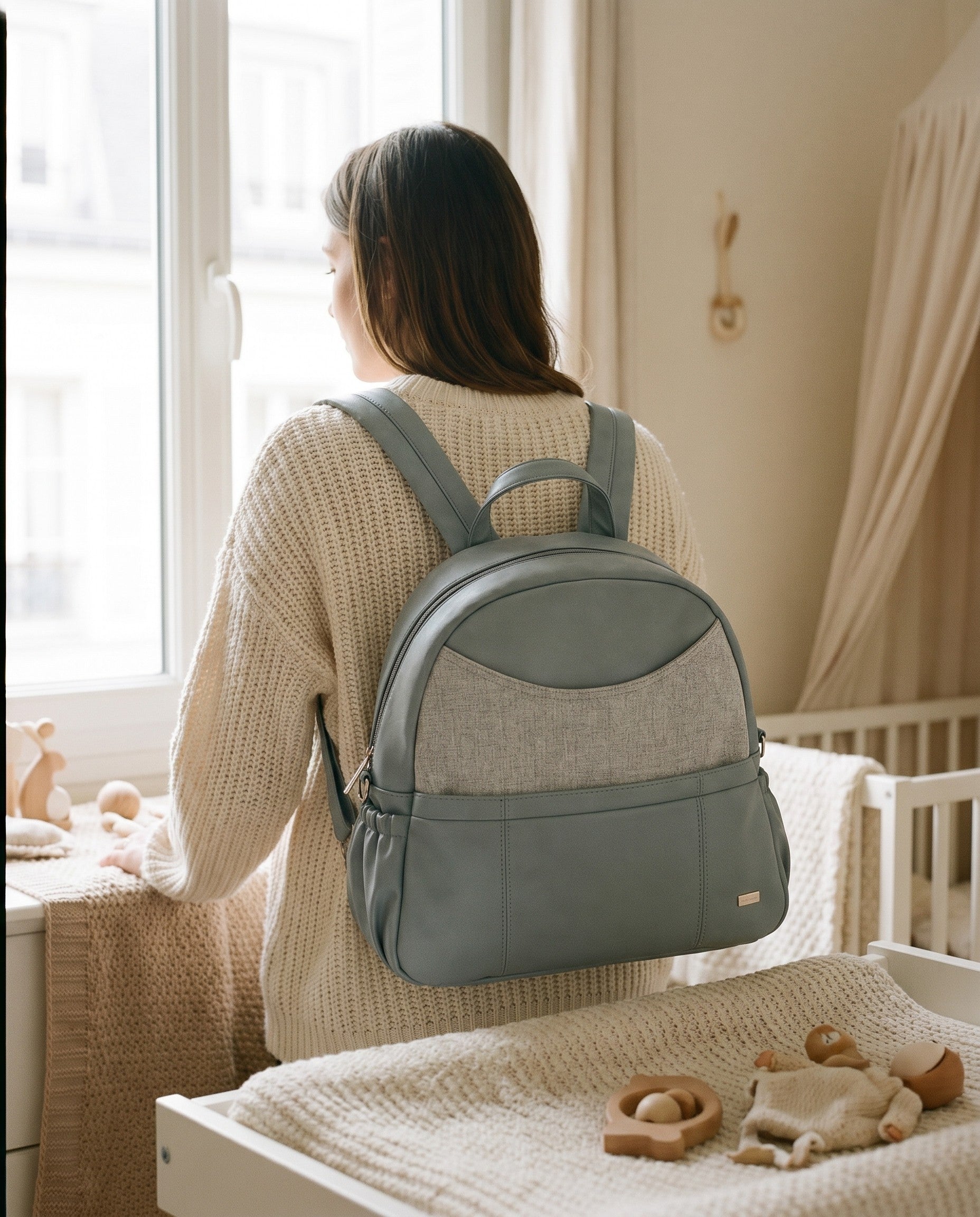 Sac à dos à langer simili cuir Tendrinette · Bleu · porté