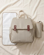 Le sac à langer rayé beige livré complet avec tapis à langer et porte-biberon isotherme inclus