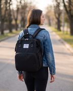 Sac à dos à langer nomade Tendrinette · Noir · porté