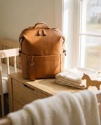 Sac à dos à langer façon cuir Tendrinette · Caramel · scène nursery