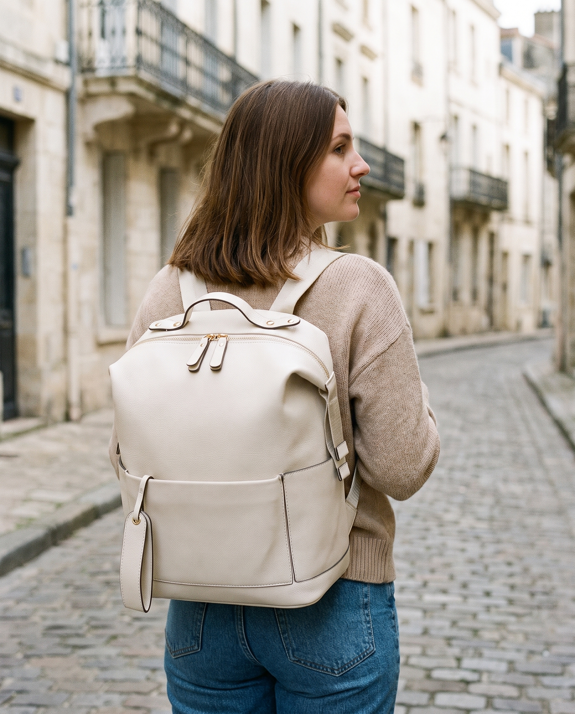 Sac à dos à langer façon cuir Tendrinette · Ivoire · porté