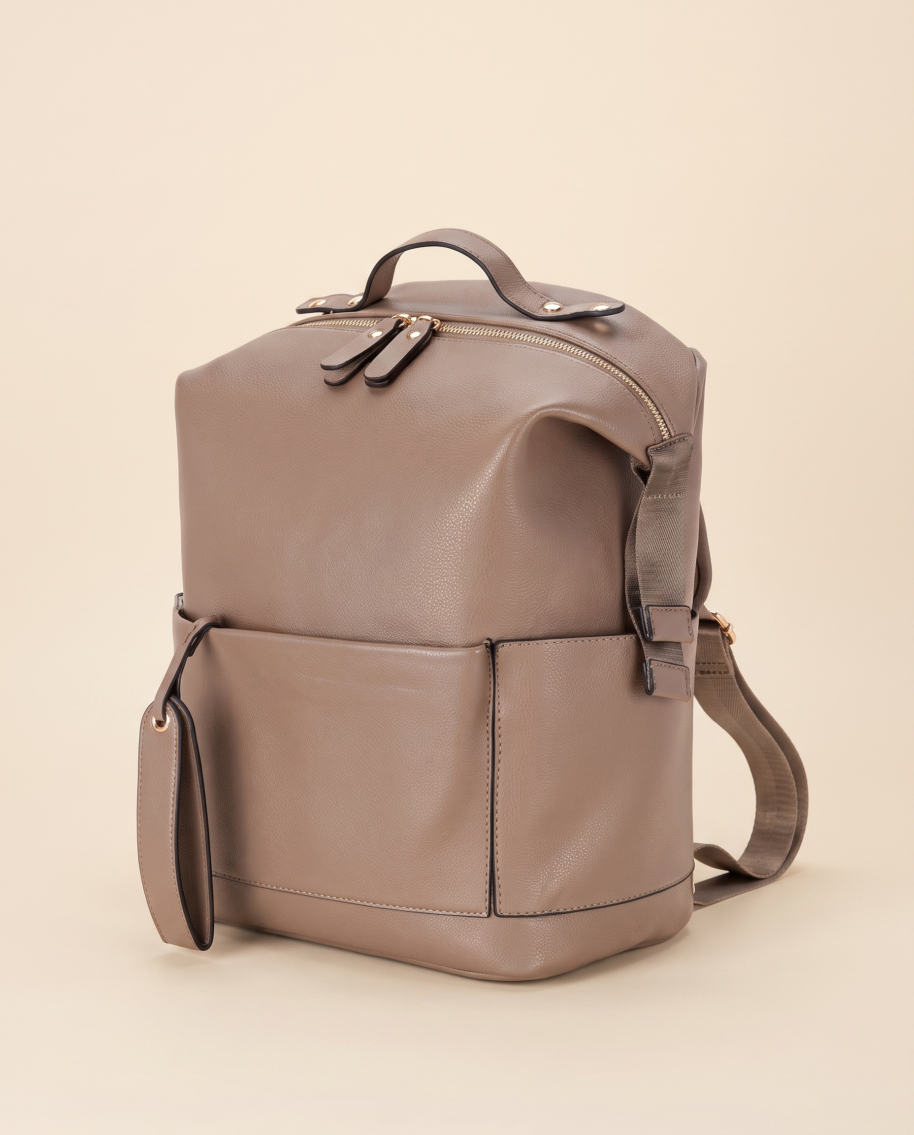 Sac à dos à langer façon cuir Tendrinette · Taupe · packshot