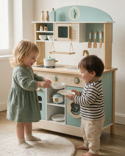 Cuisine en bois enfant Tendrinette · une petite fille et un petit garçon qui jouent ensemble à la cuisine