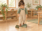 Livret Montessori L'enfant Tendrinette · illustration, une petite fille balaie seule avec un balai à sa taille