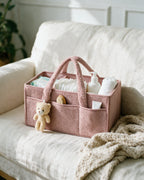 Panier de rangement bébé en bouclette Tendrinette · Rose poudré · garni sur le canapé