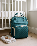 Sac à dos à langer bébé maternité matelassé Tendrinette · Bleu canard · posé dans la chambre de bébé