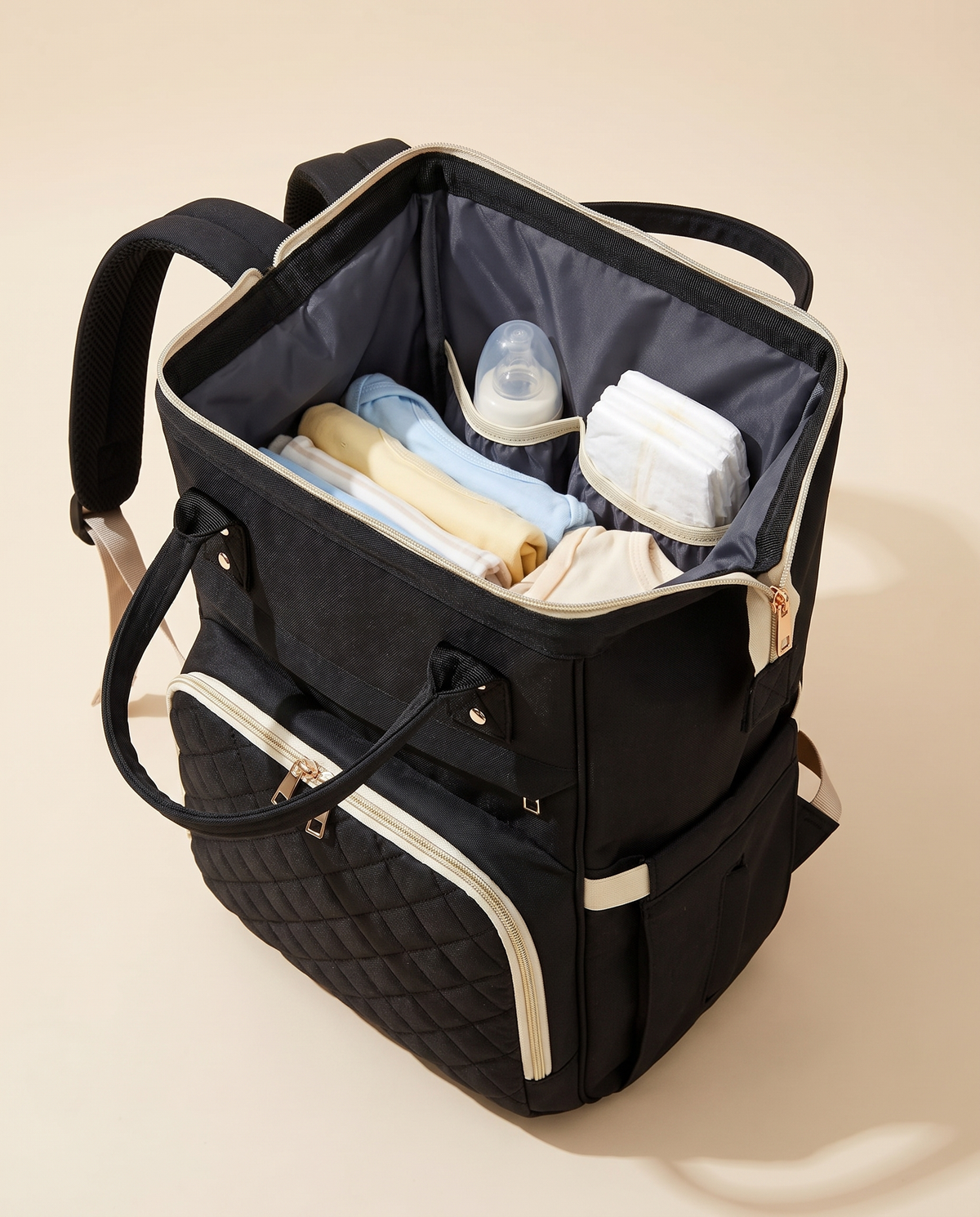 Sac à dos à langer bébé maternité matelassé Tendrinette · Noir · intérieur ouvert et poches élastiquées