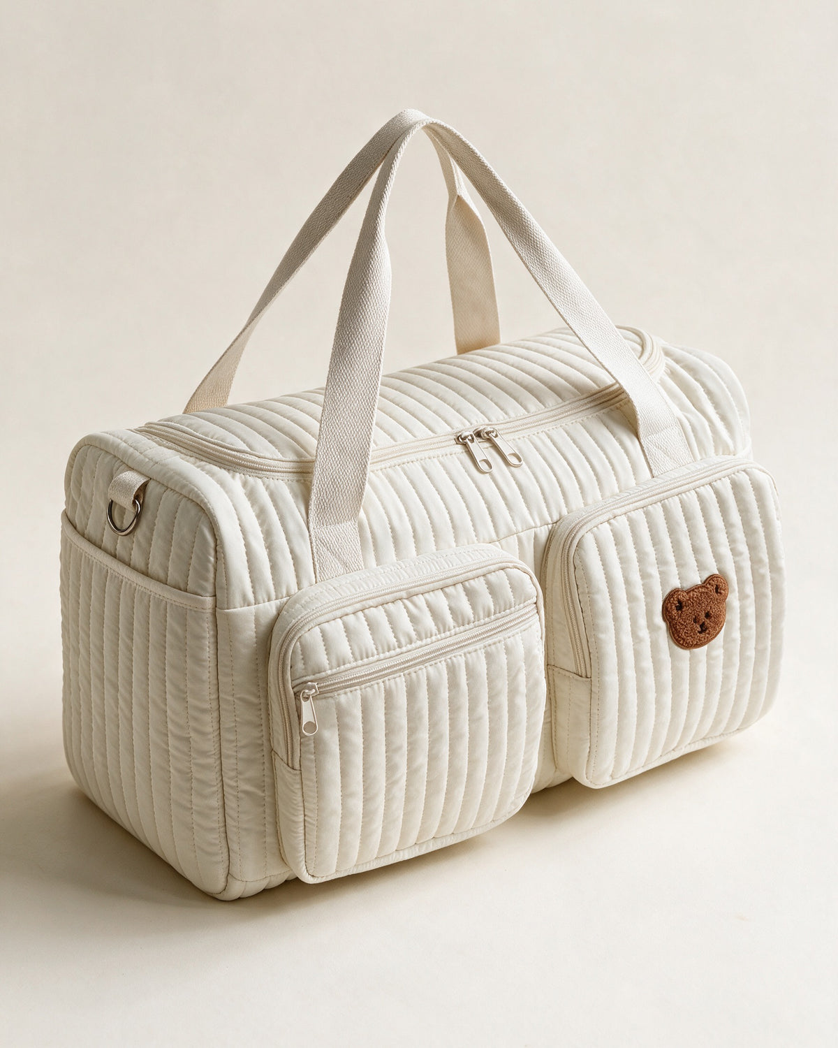 Sac à langer maternité matelassé brodé Tendrinette · Écusson ourson · packshot studio trois quarts
