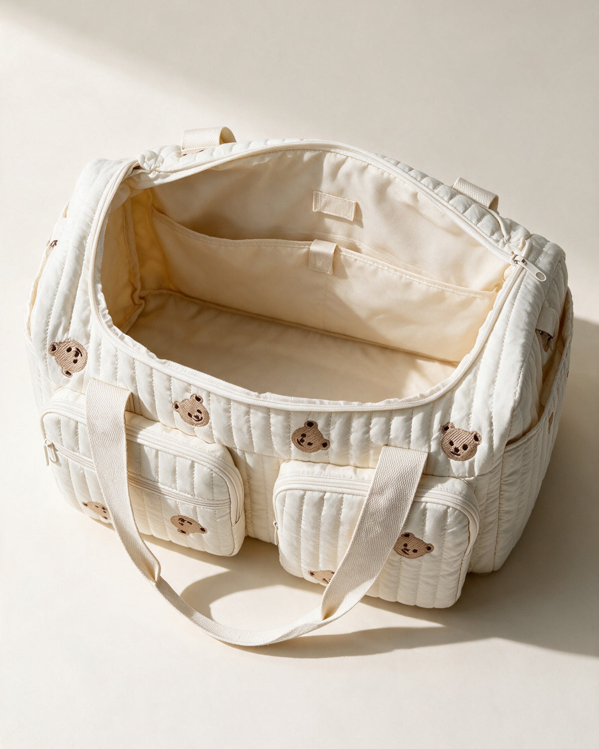 Sac à langer maternité matelassé brodé Tendrinette · intérieur ouvert, doublure crème et grande poche plaquée