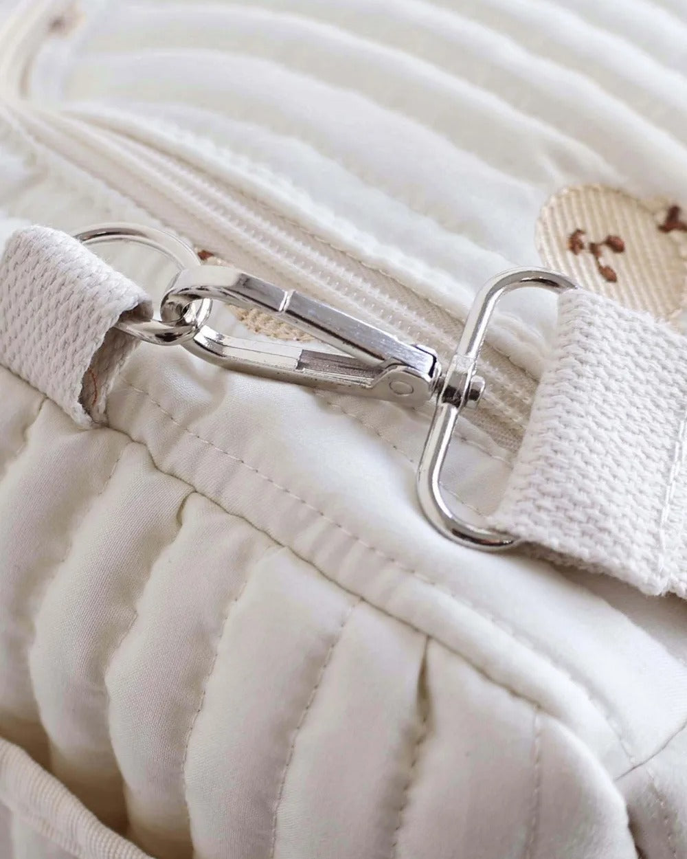 Sac à langer maternité matelassé brodé Tendrinette · mousqueton de la bandoulière et anneau D