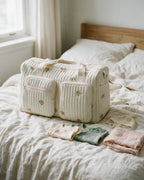 Sac à langer maternité matelassé brodé Tendrinette · Oursons brodés · prêt pour la maternité, posé sur le lit