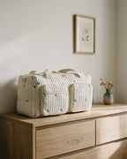 Sac à langer maternité matelassé brodé Tendrinette · Tulipes brodées · posé sur une commode dans la chambre de bébé