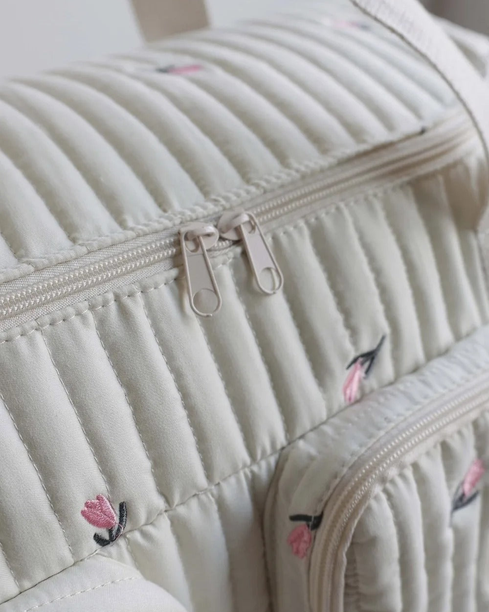 Sac à langer maternité matelassé brodé Tendrinette · zip principal à double curseur